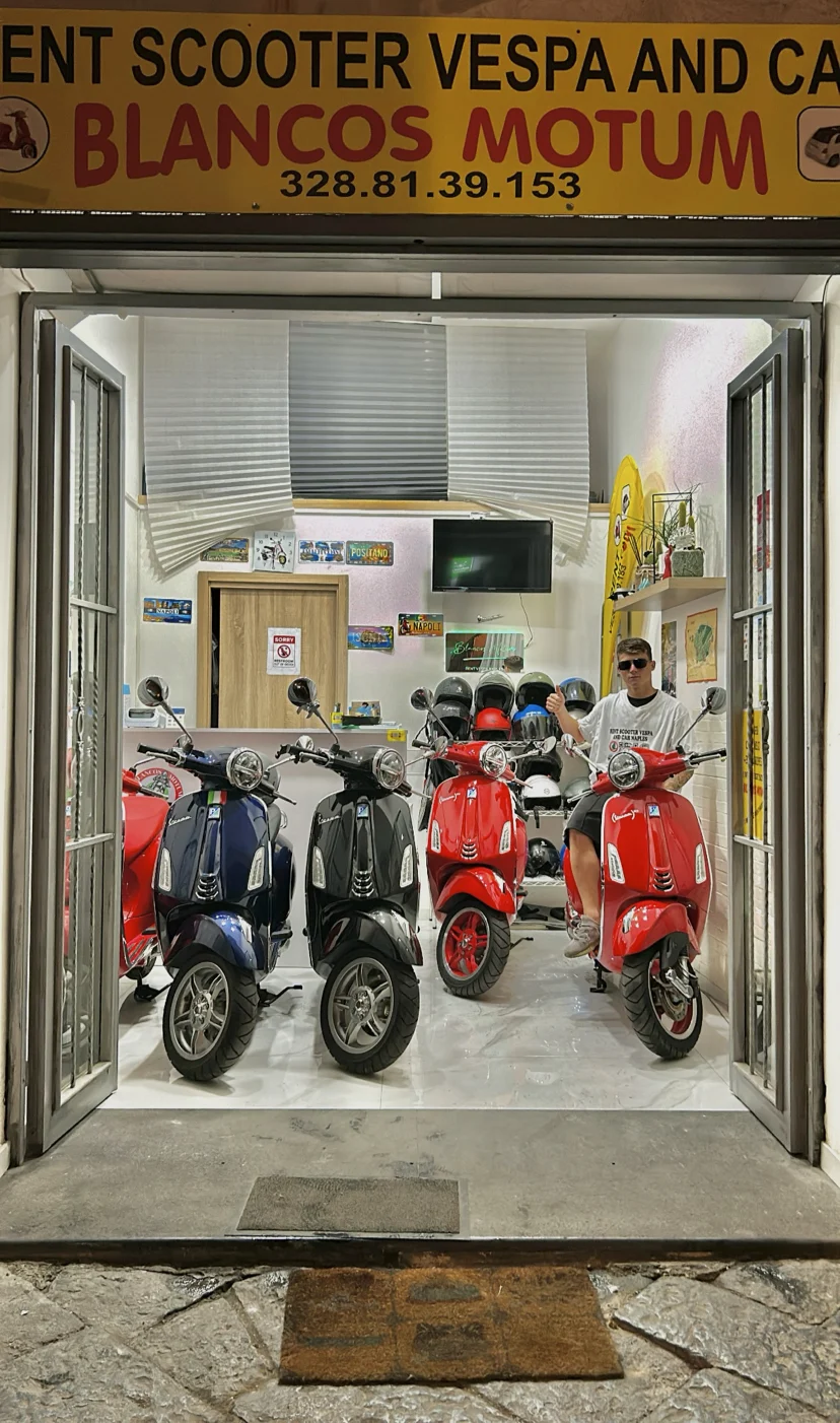 Rent Scooter Vespa And Tours Scooter Vespa Naples Blancos Motum - Rent A Car Naples - Noleggio Scooter e Auto Napoli
